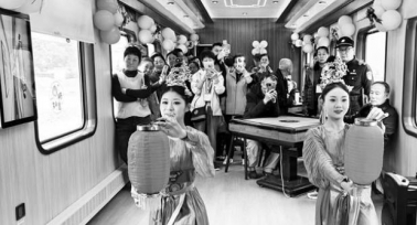 陜西省首趟“秦嶺號”普惠適老旅游專列啟程